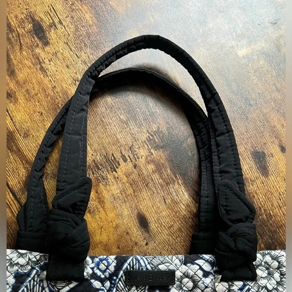 RETIRED: Vera Bradley | ladies Snow Lotus Hadley on the go shoulder handbag.​ - Picture 9 of 16